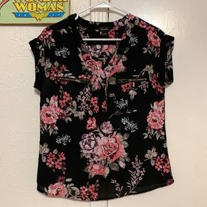 Floral shirt with zipper pockets and cleavage buttons
